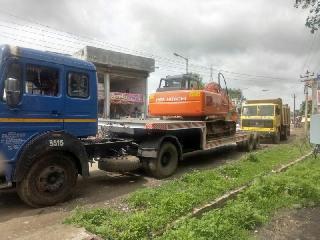 Action taken by the forage and sub-divisional officers directly in the river basin against illegal sand piles | अवैध वाळू उपस्याविरोधात थेट नदी पात्रातच धाड, उपविभागीय अधिका-यांची कारवाई