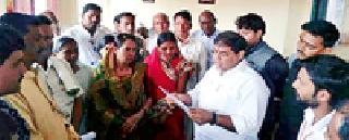 Officer absent, Guardian Minister Santapale | अधिकारी गैरहजर, पालकमंत्री संतापले Officer absent, Guardian Minister Santapale | अधिकारी गैरहजर, पालकमंत्री संतापले