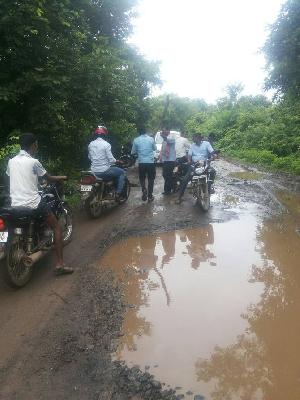 Scam death in the pothole | पुलावरील खड्ड्यात घोटाळतोय मृत्यू