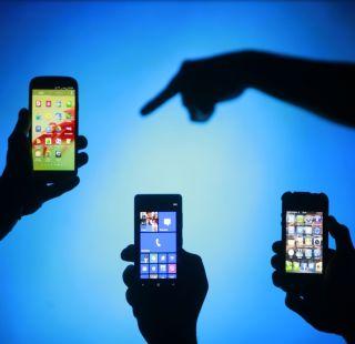 Mobile phones worry about Reliance's cheap phones, market sensation | रिलायन्सच्या स्वस्त फोनमुळे मार्केटमध्ये खळबळ, मोबाईल कंपन्या चिंतेत