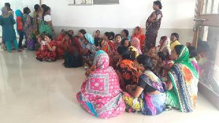 The Superintendent of Women stops at the office for the ban | दारुबंदीसाठी महिलांचा अधीक्षक कार्यालयात ठिय्या