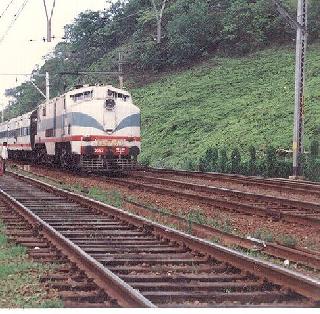 Due to the collapse of the road, traffic disrupted on Mumbai-Pune road | रुळ खचल्याने मुंबई-पुणे मार्गावर वाहतूक विस्कळीत Due to the collapse of the road, traffic disrupted on Mumbai-Pune road | रुळ खचल्याने मुंबई-पुणे मार्गावर वाहतूक विस्कळीत