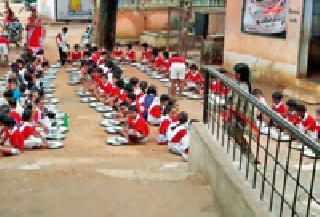 School diet; But there is no dormitory to sit | शालेय आहार; पण बसण्यास भोजनपट्टी नाही