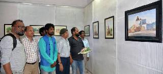 The exhibition of pictures of Shivraj Hulalnagar was started | शिवराज हुल्लेन्नावर यांच्या चित्रांचे प्रदर्शन सुरु The exhibition of pictures of Shivraj Hulalnagar was started | शिवराज हुल्लेन्नावर यांच्या चित्रांचे प्रदर्शन सुरु
