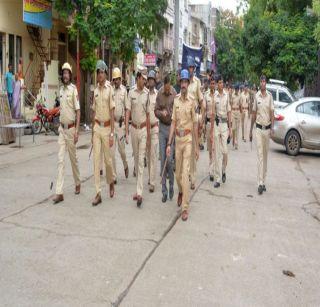 Police trail from Dhule city | धुळे शहरातून पोलिसांचे पथसंचलन