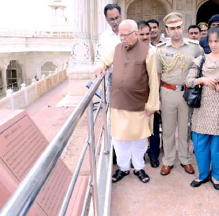 Deleting the inscription of Chhatrapati, he removed the inscription from Agra Fort | छत्रपतींची अवमानना करणारा आग्रा किल्ल्यातील शिलालेख हटवला Deleting the inscription of Chhatrapati, he removed the inscription from Agra Fort | छत्रपतींची अवमानना करणारा आग्रा किल्ल्यातील शिलालेख हटवला