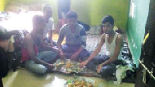 Boycott of hostess students | वसतिगृहातील विद्यार्थ्यांचा भोजनावर बहिष्कार Boycott of hostess students | वसतिगृहातील विद्यार्थ्यांचा भोजनावर बहिष्कार