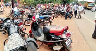 The streets built on the highway, the park c zone | महामार्गावरील कार्यालयात रस्तेच बनले पार्र्किं ग झोन The streets built on the highway, the park c zone | महामार्गावरील कार्यालयात रस्तेच बनले पार्र्किं ग झोन