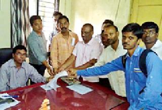 Hundreds of workers are not allowed to enter the company | दीडशे कामगारांना कंपनीत प्रवेश बंदी