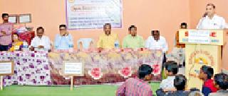 35 Newspaper distributors got the support of Raincoat | ३५ वृत्तपत्र वितरकांना मिळाला रेनकोटचा आधार