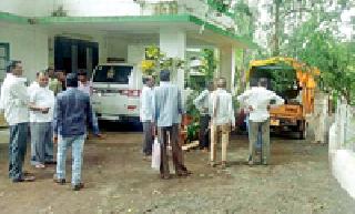 In the office of the Deputy Conservator of Forest | जखमीला घेवून गावकरी उपवनसंरक्षक कार्यालयात