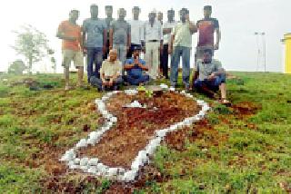 Shravanamasambara by putting bark tree over Bela's leaves | बेलाचे पान वाहन्यापेक्षा बेल वृक्ष लावून श्रावणमासारंभ