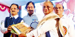 Dharmapal Mane honored with the award | धर्मपाल माने पुरस्काराने सन्मानित