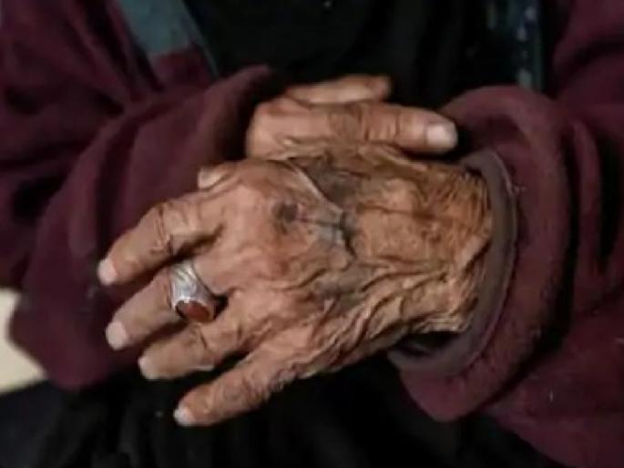 Aurangabad : 90-year-old mother got corona, so the boy left her in the forest! | निंदनीय: 90 वर्षीय आईला कोरोना झाला म्हणून मुलानं तिला जंगलात सोडलं!  Aurangabad : 90-year-old mother got corona, so the boy left her in the forest! | निंदनीय: 90 वर्षीय आईला कोरोना झाला म्हणून मुलानं तिला जंगलात सोडलं!