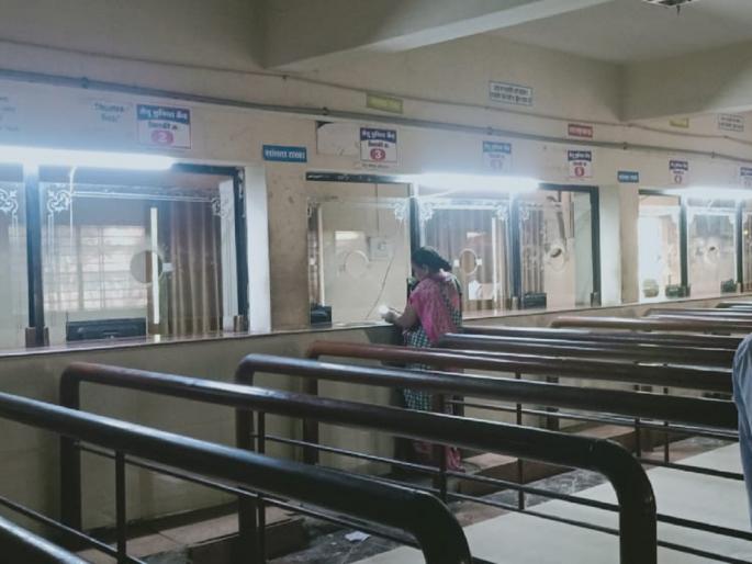 Employees in agitation for old pension, officers rest in office in solapur | जुन्या पेन्शनसाठी कर्मचारी आंदोलनात, कार्यालयात अधिकारी निवांत