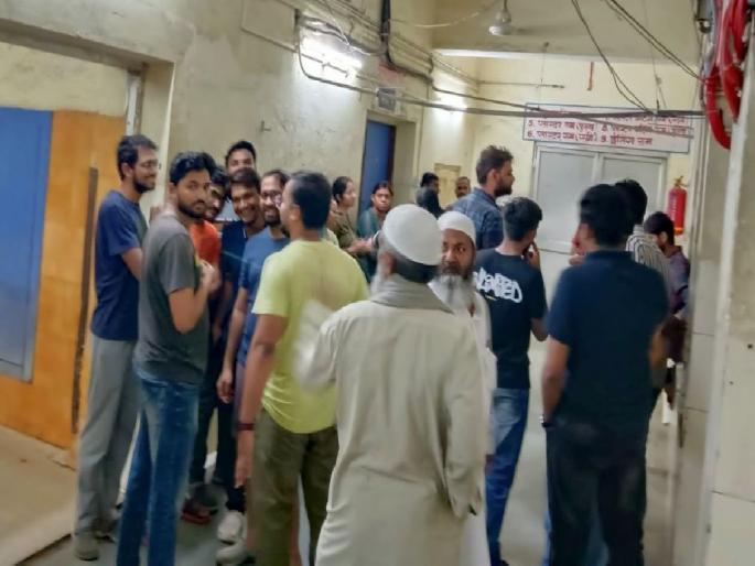 Assault on Junior Resident Medical Officer in chandrapur; Two were arrested at midnight | कनिष्ठ निवासी वैद्यकीय अधिकाऱ्याला मारहाण; आठ महिन्यातील दुसरी घटना Assault on Junior Resident Medical Officer in chandrapur; Two were arrested at midnight | कनिष्ठ निवासी वैद्यकीय अधिकाऱ्याला मारहाण; आठ महिन्यातील दुसरी घटना