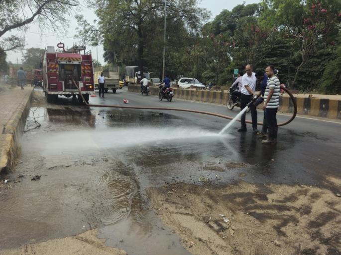 The oil spill from the tanker caused the road to slip; Several bikers were injured after falling | टँकरमधून ऑइल गळतीने रस्त्याची झाली घसरगुंडी; अनेक दुचाकीस्वार घसरून पडल्याने जखमी The oil spill from the tanker caused the road to slip; Several bikers were injured after falling | टँकरमधून ऑइल गळतीने रस्त्याची झाली घसरगुंडी; अनेक दुचाकीस्वार घसरून पडल्याने जखमी