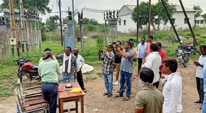'Drink Party' at Power Substation on Deputy Engineer's Birthday | उपअभियंत्यांच्या वाढदिवसप्रसंगी वीज उपकेंद्रावर रंगली ‘ओली पार्टी’