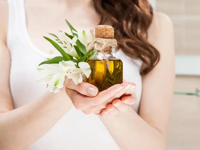 Olive oil benefits for skin, eye and health | डाएट करणाऱ्यांसाठी फारच खास आहे 'हे' तेल, हिवाळ्यात त्वचेलाही होतात अनेक फायदे! Olive oil benefits for skin, eye and health | डाएट करणाऱ्यांसाठी फारच खास आहे 'हे' तेल, हिवाळ्यात त्वचेलाही होतात अनेक फायदे!