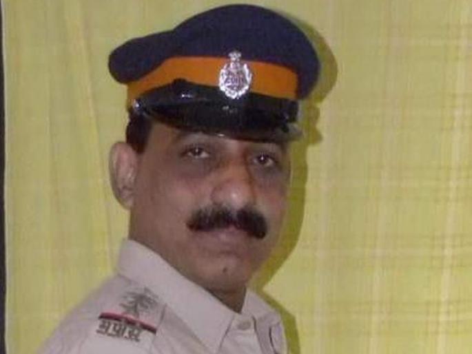 Police Officer Sudhir Kudalkar provided support to more than 500 animals during the Corona period | Positive News: खाकीतील अवलियाने कोरोनाकाळात दिला ५००हून अधिक प्राण्यांना आधार Police Officer Sudhir Kudalkar provided support to more than 500 animals during the Corona period | Positive News: खाकीतील अवलियाने कोरोनाकाळात दिला ५००हून अधिक प्राण्यांना आधार