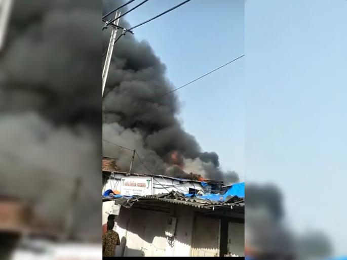 Fierce fire at the warehouse in Kalava; Fortunately there were no casualties | कळव्यात गोदामाला भीषण आग; सुदैवाने कुठलीही जीवितहानी नाही Fierce fire at the warehouse in Kalava; Fortunately there were no casualties | कळव्यात गोदामाला भीषण आग; सुदैवाने कुठलीही जीवितहानी नाही