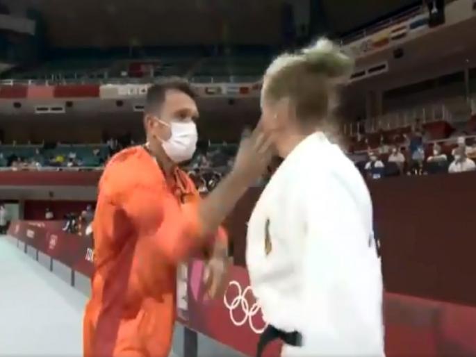 coach slaps female judo player Before the match in tokyo olympics | Tokyo Olympics: सामन्यापूर्वी प्रशिक्षकाने महिला खेळाडूच्या कानशिलात लगावल्या, व्हिडिओ व्हायरल coach slaps female judo player Before the match in tokyo olympics | Tokyo Olympics: सामन्यापूर्वी प्रशिक्षकाने महिला खेळाडूच्या कानशिलात लगावल्या, व्हिडिओ व्हायरल
