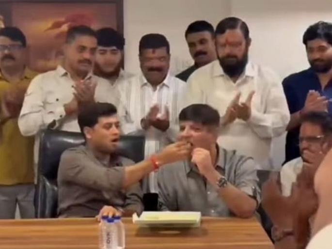 Shinde Shiv Sena and Omi Team form alliance in Ulhasnagar; Indications that the mayoral race will be resolved after the elections | उल्हासनगरात शिंदेसेना व ओमी टीमची युती; महापौर पदाचा तिढा निवडणुकीनंतर सोडण्याचे संकेत  Shinde Shiv Sena and Omi Team form alliance in Ulhasnagar; Indications that the mayoral race will be resolved after the elections | उल्हासनगरात शिंदेसेना व ओमी टीमची युती; महापौर पदाचा तिढा निवडणुकीनंतर सोडण्याचे संकेत