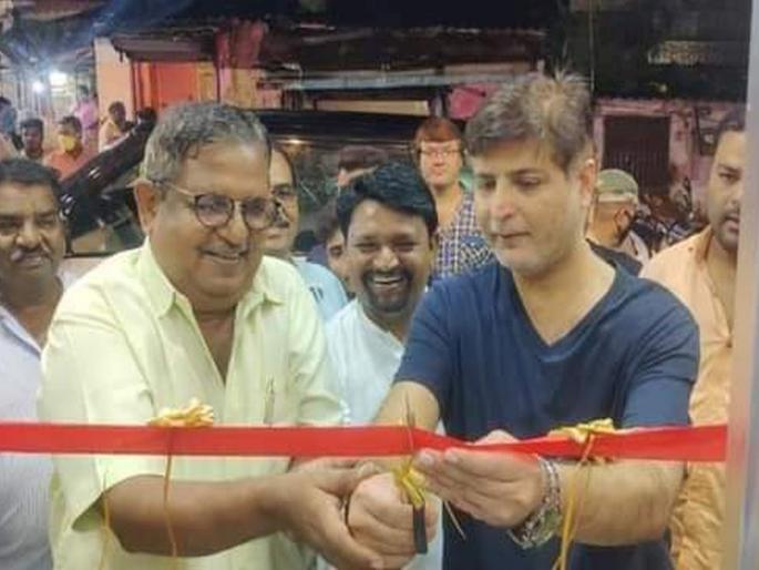 social distancing not followed in ulhasnagar office inaugurated by omie kalani | उल्हासनगरात सोशल डिस्टन्सिंगचा फज्जा; ओमी कलानींच्या हस्ते नगरसेविकेच्या कार्यालयाचं उल्लंघन social distancing not followed in ulhasnagar office inaugurated by omie kalani | उल्हासनगरात सोशल डिस्टन्सिंगचा फज्जा; ओमी कलानींच्या हस्ते नगरसेविकेच्या कार्यालयाचं उल्लंघन