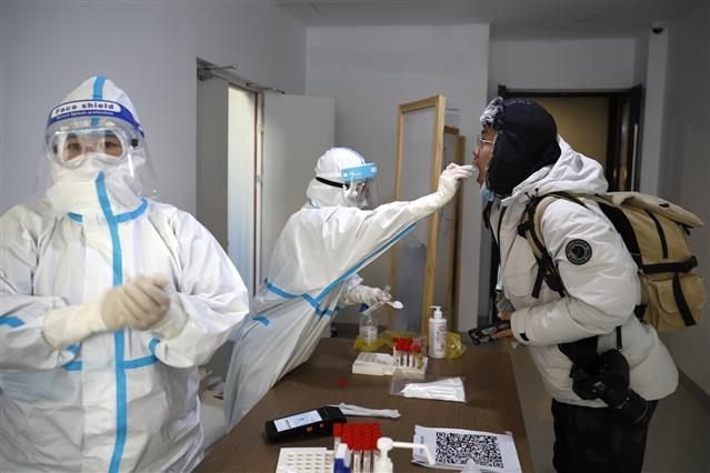 Assam Researchers Develop Covid-19 Test Kit To Detect Omicron In 2 Hours: All You Need To Know | Omicron Variant : भारतीय शास्त्रज्ञांनी तयार केलेली 'ही' किट दोन तासांत ओळखणार 'ओमायक्रॉन' व्हेरिएंट!