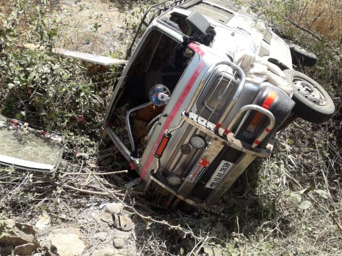 Car accident on patur road ; two injured | हरिणाला वाचविण्याच्या प्रयत्नात कार उलटली; दोघे जखमी Car accident on patur road ; two injured | हरिणाला वाचविण्याच्या प्रयत्नात कार उलटली; दोघे जखमी