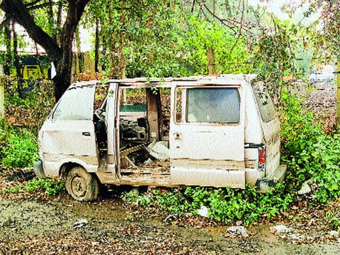 Who are the unemployed vehicles in the city? There are many trains that are standing in confused state | शहरातील बेवारस वाहनांचा वाली कोण?, गंजलेल्या अवस्थेत उभ्या आहेत अनेक गाड्या Who are the unemployed vehicles in the city? There are many trains that are standing in confused state | शहरातील बेवारस वाहनांचा वाली कोण?, गंजलेल्या अवस्थेत उभ्या आहेत अनेक गाड्या