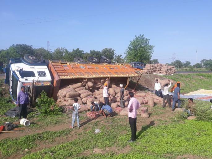 On the highway truck accident | महामार्गावर दळवेलनजीक कांद्याचा ट्रक उलटला