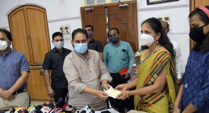 Financial assistance of Rs. 1 crore to the family of Shaheed Badole | शहीद बडोले यांच्या कुटुंबीयांना १ कोटीची आर्थिक मदत Financial assistance of Rs. 1 crore to the family of Shaheed Badole | शहीद बडोले यांच्या कुटुंबीयांना १ कोटीची आर्थिक मदत