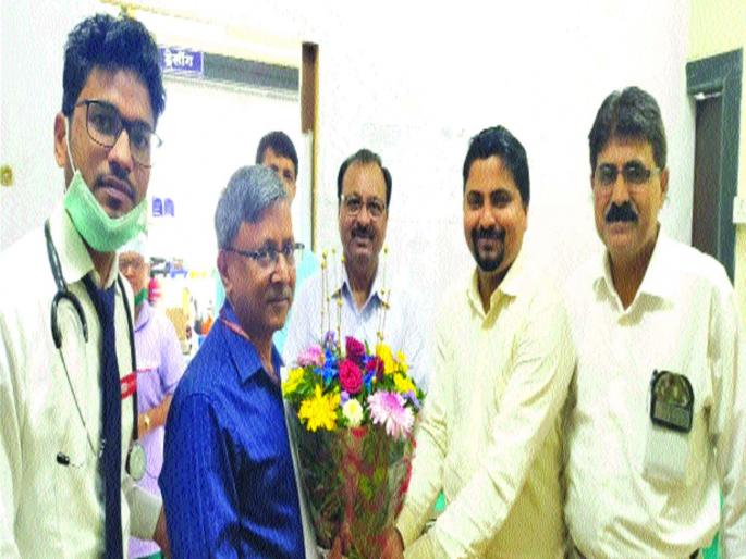 Officers visit 'One rupees', inspect the hospital at Thane station | अधिकाऱ्यांची ‘वनरूपी’ला भेट, ठाणे स्थानकातील दवाखान्याची पाहणी Officers visit 'One rupees', inspect the hospital at Thane station | अधिकाऱ्यांची ‘वनरूपी’ला भेट, ठाणे स्थानकातील दवाखान्याची पाहणी