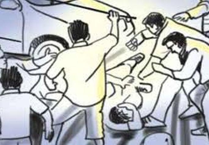 One seriously injured in a clash between two groups after the Gram Panchayat election results | ग्रामपंचायत निवडणूक निकालानंतर दोन गटातील हाणामारीत एक गंभीर जखमी One seriously injured in a clash between two groups after the Gram Panchayat election results | ग्रामपंचायत निवडणूक निकालानंतर दोन गटातील हाणामारीत एक गंभीर जखमी