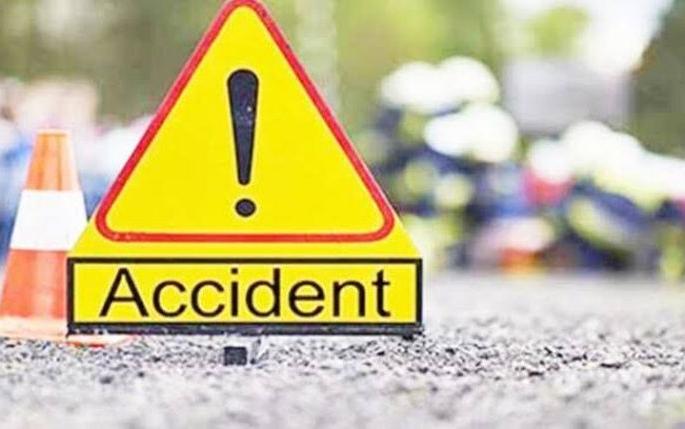 One killed in a two-wheeler accident; One was seriously injured | दुचाकीच्या अपघातात एक ठार; एक गंभीर जखमी One killed in a two-wheeler accident; One was seriously injured | दुचाकीच्या अपघातात एक ठार; एक गंभीर जखमी