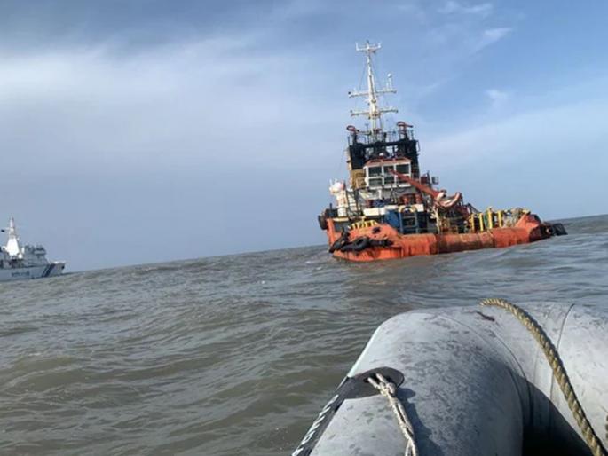 Cyclone Tauktae: Five dead bodies found on the beach Raigad; police inform ONGC | Cyclone Tauktae: रायगडमध्ये खळबळ; समुद्र किनारी पाच मृतदेह सापडले, ONGC च्या बार्जवरील कामगार असण्याची शक्यता Cyclone Tauktae: Five dead bodies found on the beach Raigad; police inform ONGC | Cyclone Tauktae: रायगडमध्ये खळबळ; समुद्र किनारी पाच मृतदेह सापडले, ONGC च्या बार्जवरील कामगार असण्याची शक्यता
