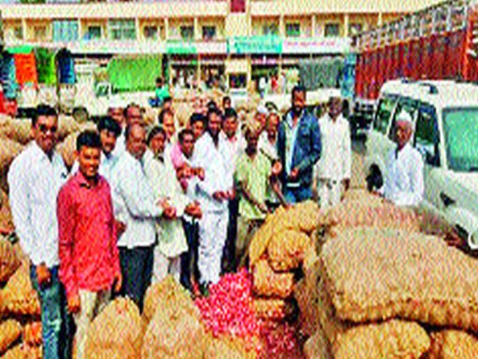 Onion Enlargement; Potato ascending decrease | कांदा आवकेत वाढ; बटाटा आवकेत घट Onion Enlargement; Potato ascending decrease | कांदा आवकेत वाढ; बटाटा आवकेत घट