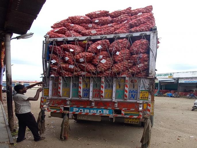 Comfortable! Demand for Aurangabad's onion from Delhi, Odisha | दिलासादायक ! औरंगाबादी कांद्याला दिल्ली, ओडिशातून मागणी Comfortable! Demand for Aurangabad's onion from Delhi, Odisha | दिलासादायक ! औरंगाबादी कांद्याला दिल्ली, ओडिशातून मागणी