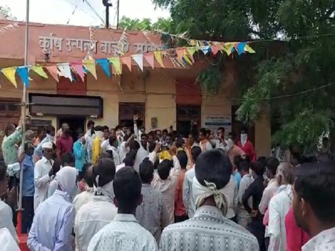 Anger of farmers in Gangapur; The onion auction closed due to low rates | गंगापुरात शेतकऱ्यांचा संताप; कमी दरामुळे कांदा लिलाव बंद पाडला Anger of farmers in Gangapur; The onion auction closed due to low rates | गंगापुरात शेतकऱ्यांचा संताप; कमी दरामुळे कांदा लिलाव बंद पाडला