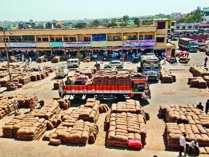 Inadequate onion in Chakan; Rupee rises by Rs 325 | चाकणमध्ये कांद्याची आवक कमी; भावात ३२५ रुपयांनी वाढ Inadequate onion in Chakan; Rupee rises by Rs 325 | चाकणमध्ये कांद्याची आवक कमी; भावात ३२५ रुपयांनी वाढ