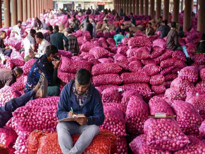 Demand for immediate removal of 20 percent export duty imposed by the central government on onion exports | कांदा : भाव कोसळले; 'निर्यात शुल्क हटवा' Demand for immediate removal of 20 percent export duty imposed by the central government on onion exports | कांदा : भाव कोसळले; 'निर्यात शुल्क हटवा'