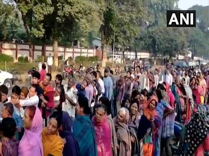 Long queues at a Bihar State Cooperative Marketing Union Limited counter for Onions | काय सांगता? कांदा फक्त 35 रुपये किलो; 'या' ठिकाणी लागल्या लांबच लांब रांग Long queues at a Bihar State Cooperative Marketing Union Limited counter for Onions | काय सांगता? कांदा फक्त 35 रुपये किलो; 'या' ठिकाणी लागल्या लांबच लांब रांग