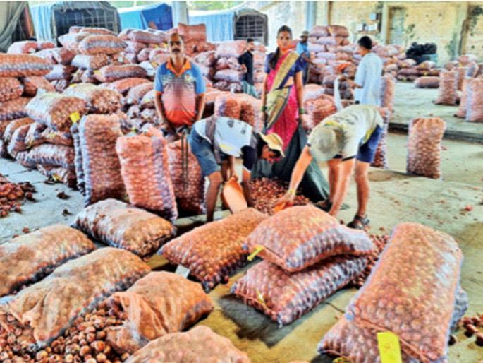 Damage to agriculture due to rains, increase in onion prices in Greater Mumbai, hail also hit fruits | पावसाने शेतीचे नुकसान, महामुंबईत कांदा दरात वाढ, गारपिटीचा फळांनाही फटका Damage to agriculture due to rains, increase in onion prices in Greater Mumbai, hail also hit fruits | पावसाने शेतीचे नुकसान, महामुंबईत कांदा दरात वाढ, गारपिटीचा फळांनाही फटका