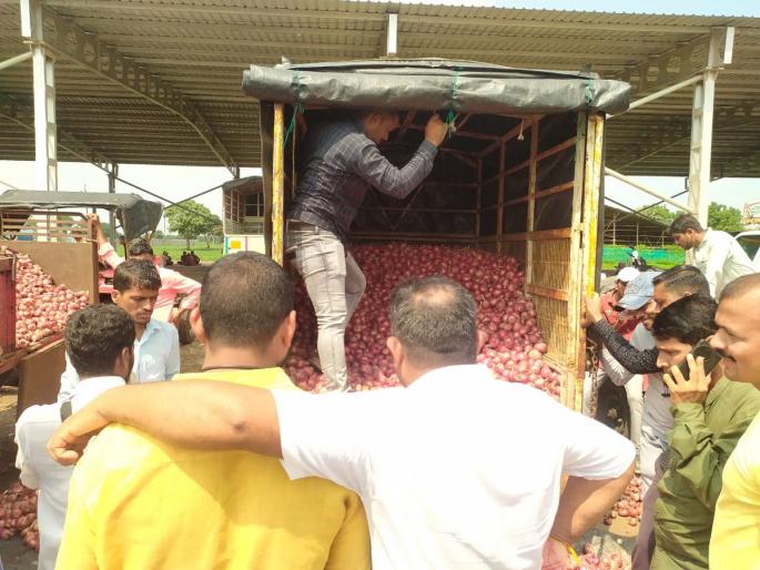 onion market price on dasara vijayadashmi festival in Lasalgaon, Pimpalgaon market | उन्हाळी कांदा बाजारभावाचे दसऱ्याच्या पार्श्वभूमीवर सीमोल्लंघन onion market price on dasara vijayadashmi festival in Lasalgaon, Pimpalgaon market | उन्हाळी कांदा बाजारभावाचे दसऱ्याच्या पार्श्वभूमीवर सीमोल्लंघन