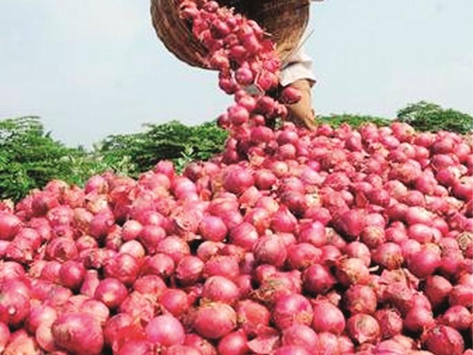 Farmers in crisis as onions are not guaranteed | कांद्याला हमीभाव नसल्याने शेतकरी संकटात