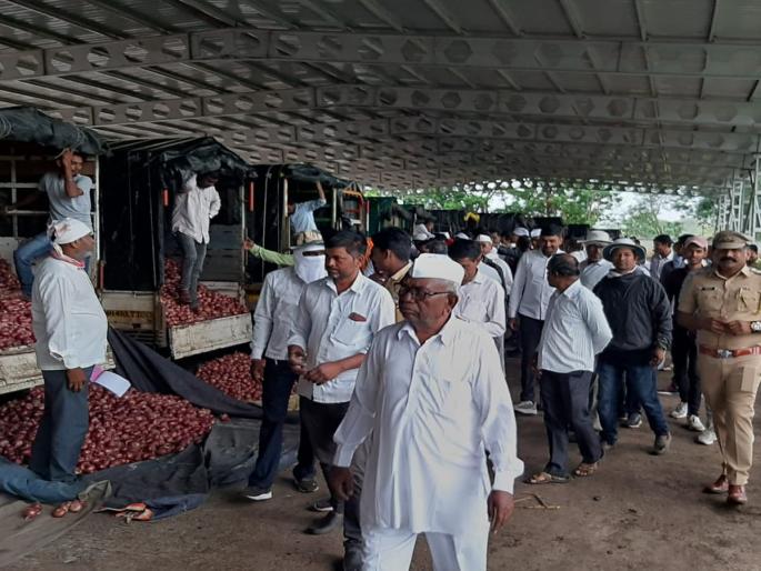 Onion Auction at Lasalgavi Police Station | लासलगावी पोलीस बंदोबस्तात कांदा लिलाव Onion Auction at Lasalgavi Police Station | लासलगावी पोलीस बंदोबस्तात कांदा लिलाव