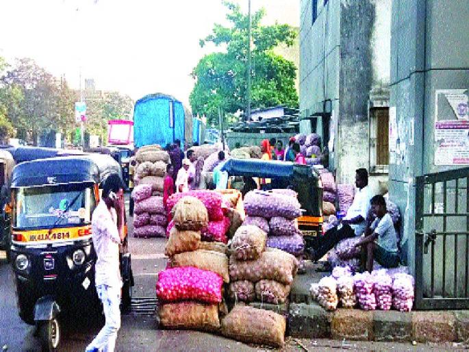Onion-potato market on the road unauthorized | अनधिकृतपणे रोडवर कांदा-बटाटा मार्केट