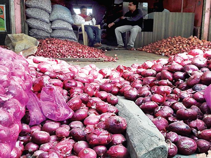 At the beginning of the new year, onion prices have come down to half | Onion Price : नवीन वर्षाच्या सुरुवातीला कांद्याचे दर आले निम्म्यावर