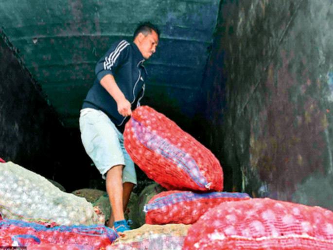 Why does onion make cry? Sometimes housewives and Sometimes farmers makes cry | कांदा का रडवतो ? कधी शेतकऱ्यांना, कधी गृहिणींना  Why does onion make cry? Sometimes housewives and Sometimes farmers makes cry | कांदा का रडवतो ? कधी शेतकऱ्यांना, कधी गृहिणींना